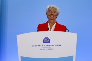 La presidenta del Banco Central Europeo (BC), Christine Lagarde, en la rueda de prensa. EFE/EPA/CHRISTOPHER NEUNDORF