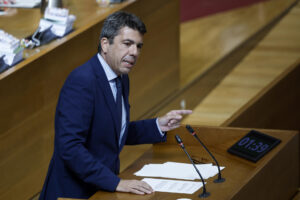 Imagen de archivo del president de la Generalitat Valenciana, Carlos Mazón durante una intervención en Les Corts Valencianes. EFE/Biel Aliño