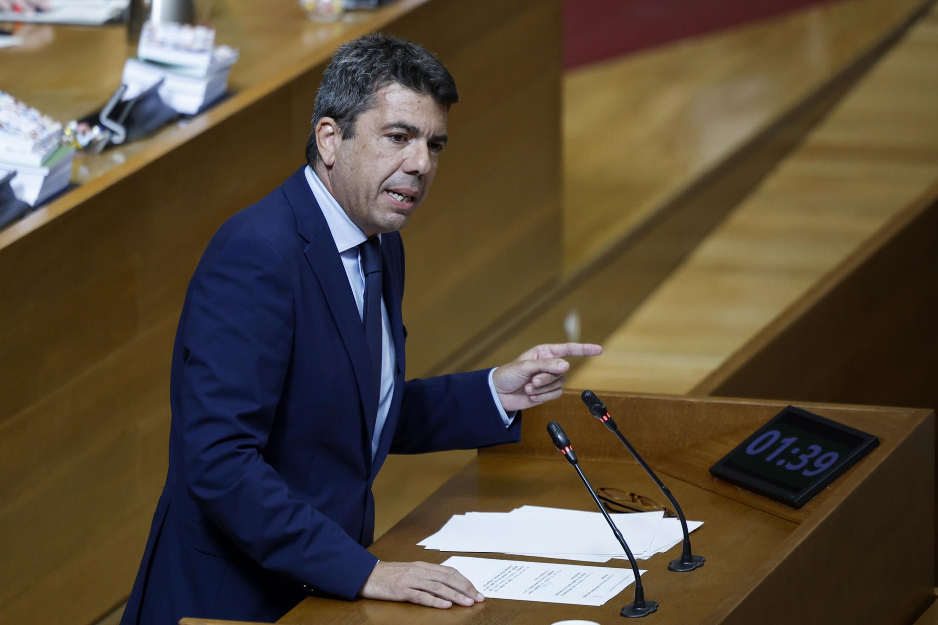 Imagen de archivo del president de la Generalitat Valenciana, Carlos Mazón durante una intervención en Les Corts Valencianes. EFE/Biel Aliño