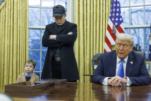 Fotografía de archivo del 11 de febrero de 2025 del empresario sudafricano Elon Musk (c) y su hijo (i) junto al presidente de Estados Unidos, Donald Trump (d), durante un encuentro con medios de comunicación en el Despacho Oval de La Casa Blanca en Washington (EE.UU). EFE/ Aaron Schwartz/Pool