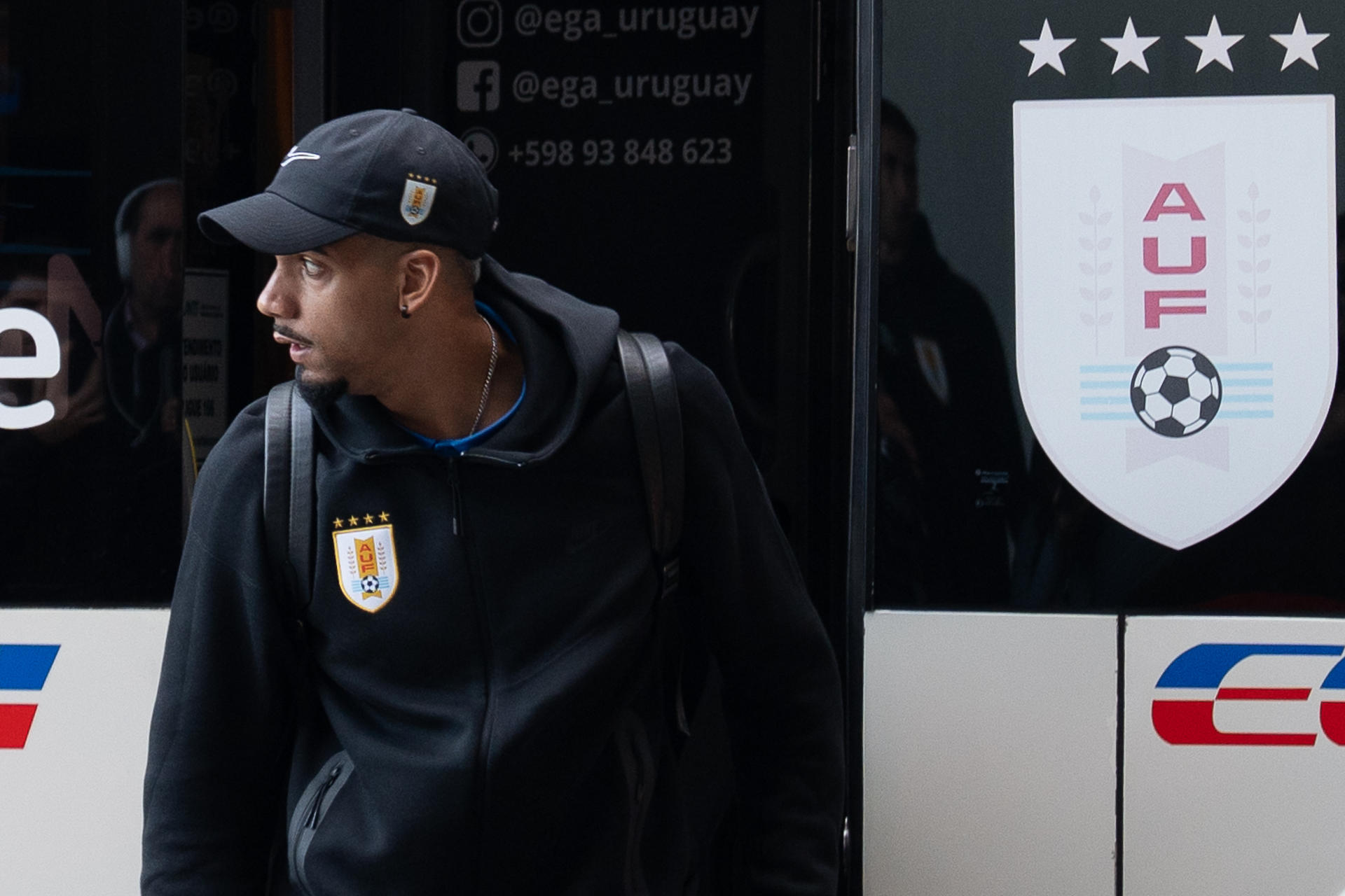 El central Ronald Araújo llega este miércoles al Aeropuerto Internacional de Carrasco en Montevideo, desde donde la selección de Uruguay partió a Asunción para el partido del jueves con Paraguay. EFE/ Sofía Torres