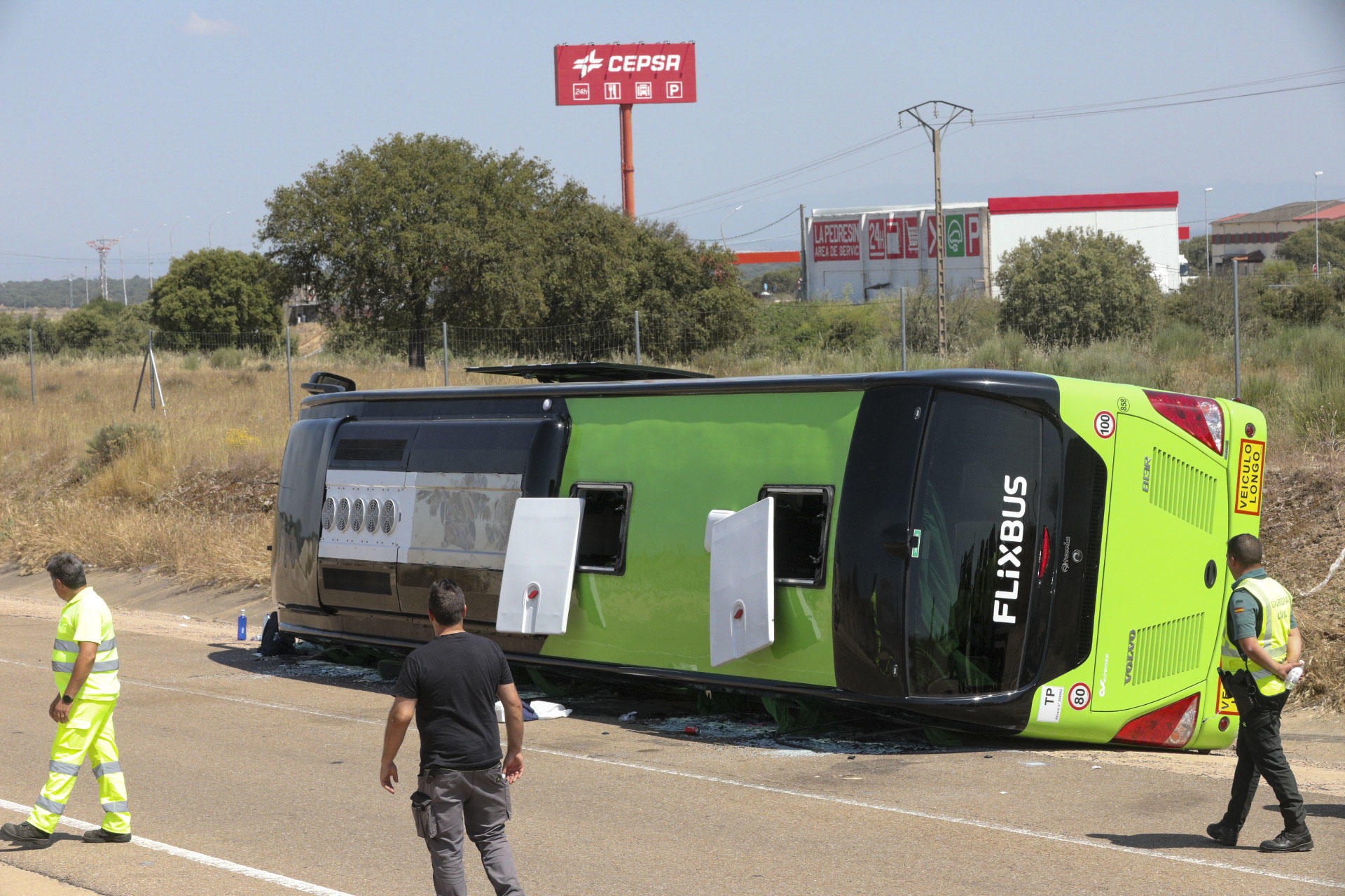 Varias personas han sufrido heridas leves este lunes al volcar en autobús en el que viajaban por la autovía A-62, a la altura del municipio salmantino de Fuentes de Oñoro, cerca de la frontera española con Portugal, según han confirmado a EFE fuentes del Servicio de Emergencias 112. EFE/Carlos García