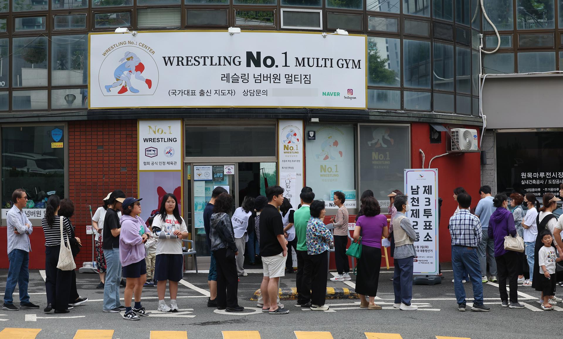 Los votantes hacen cola en un gimnasio de lucha libre utilizado como centro de votación en las elecciones presidenciales en Busan, Corea del Sur, 3 de junio de 2025. EFE/EPA/YONHAP SOUTH KOREA OUT
