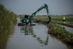 Imagen de archivo (05/06/2025) Unos operarios trabajan en la recuperación de los caminos rurales e infraestructuras agrarias de las pedanías del sur de València tras la dana. EFE/Biel Aliño