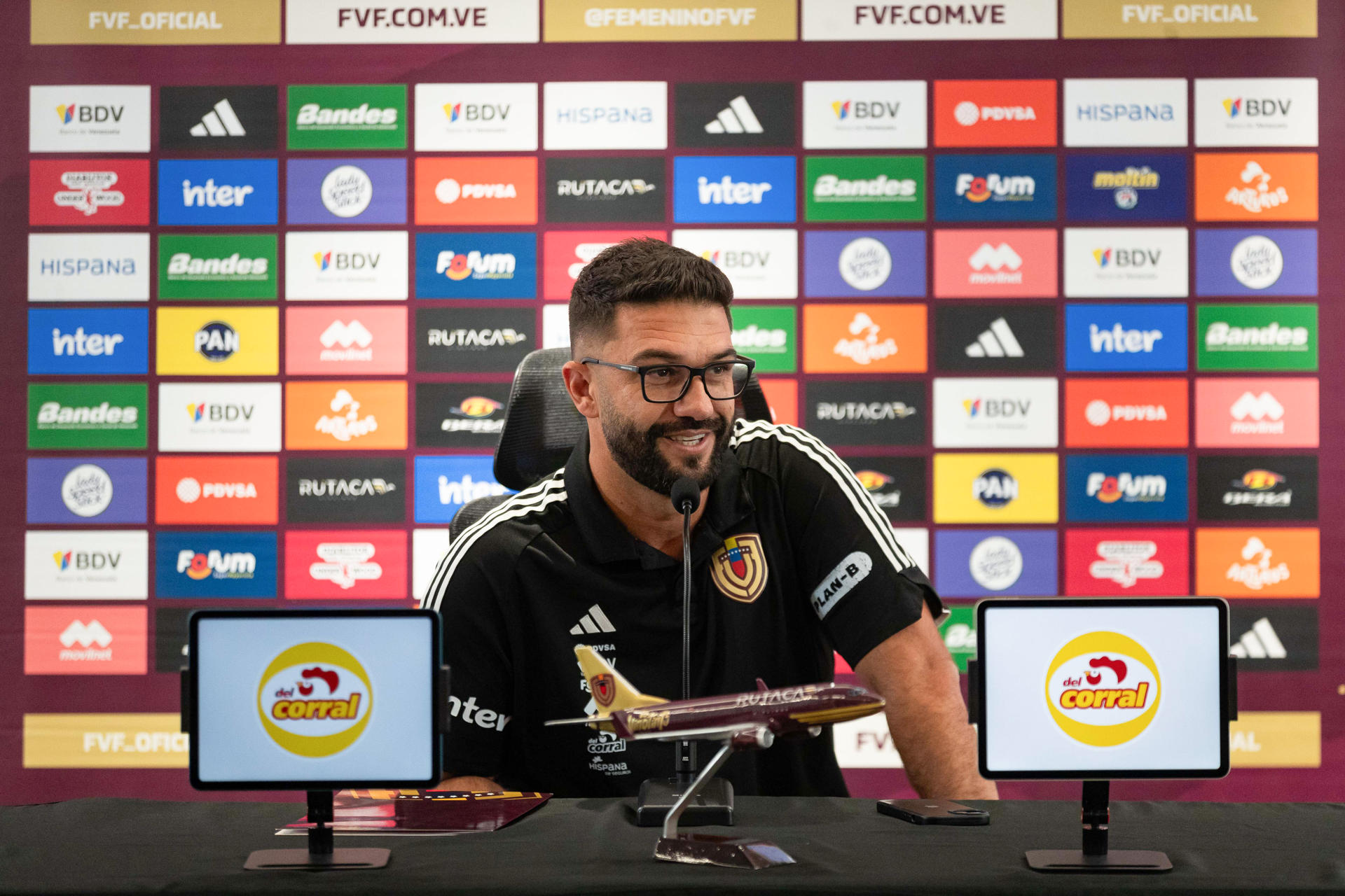 El director técnico de la selección venezolana de fútbol femenino, el brasileño Ricardo Belli, habla durante una rueda de prensa este viernes, en Caracas (Venezuela). EFE/ Ronald Peña R