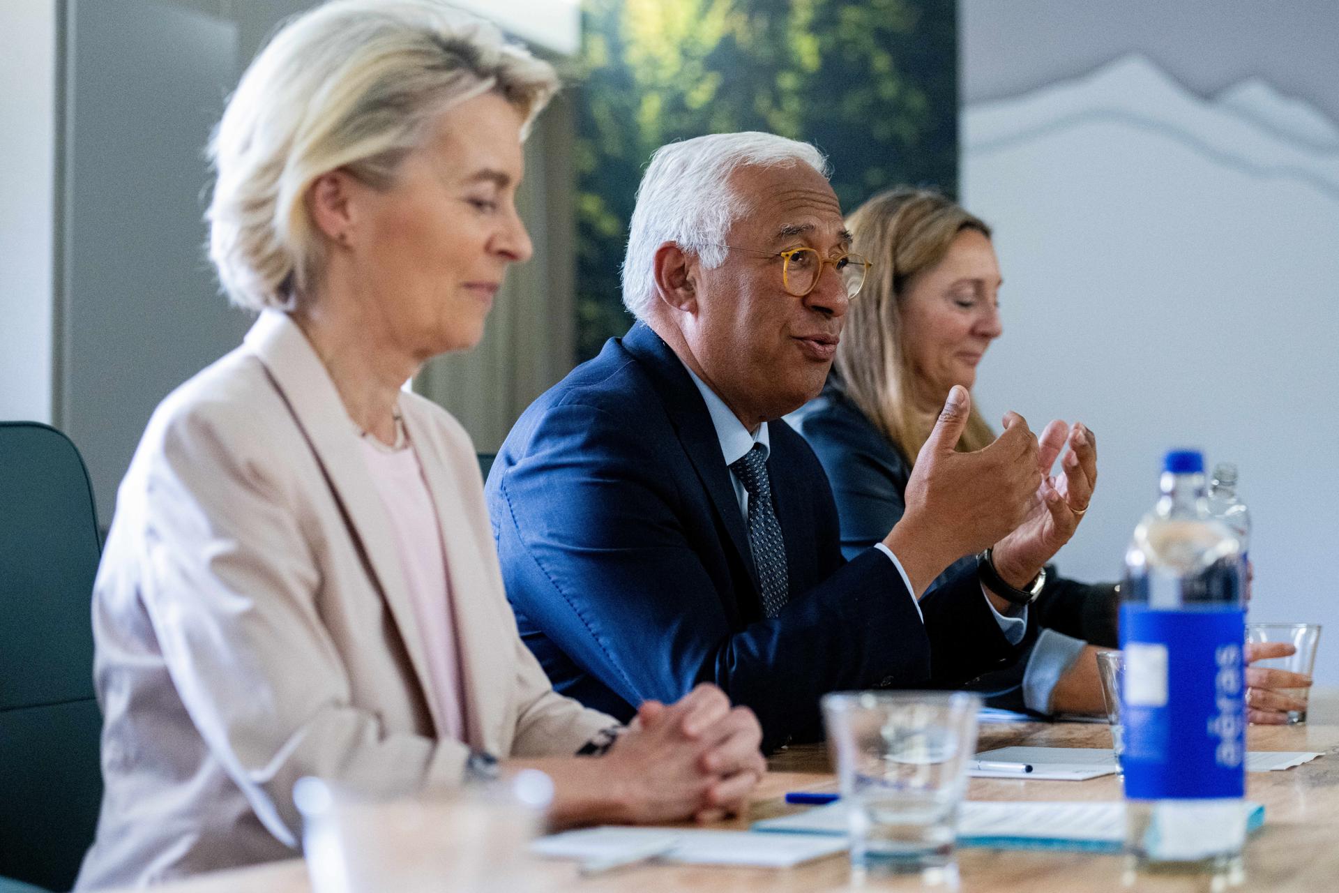KANANASKIS (Canadá), 17/06/2025.- La presidenta de la Comisión Europea, Ursula von der Leyen (izq.), y el presidente del Consejo Europeo, António Costa (centro), participan en una reunión con el primer ministro australiano, Anthony Albanese (no aparece en la imagen), en el marco de la Cumbre de Líderes del G7 en Kananaskis, Alberta, Canadá. EFE/EPA/SPENCER COLBY