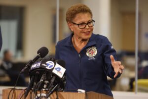 La alcaldesa de Los Ángeles, Karen Bass, fue captada este martes, 10 de junio, durante una conferencia de prensa, en el Centro de Operaciones de Emergencia de la Ciudad de Los Ángeles (California, EE.UU.). EFE/Caroline Brehman