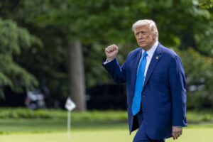 El presidente de Estados Unidos, Donald Trump, fue captado este viernes, 6 de junio, a su salida de la Casa Blanca, en Washington DC (EE.UU.). EFE/Shawn Thew