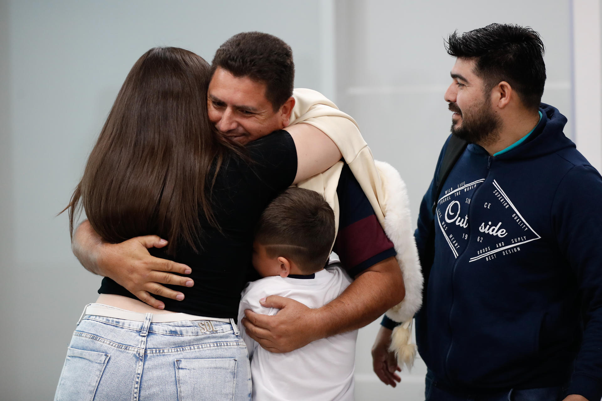 El intendente de la ciudad de Independencia, José Resquín (c), saluda a sus familiares tras su llegada al aeropuerto Silvio Petirossi proveniente de Israel, este jueves, en Luque (Paraguay). EFE/ Juan Pablo Pino