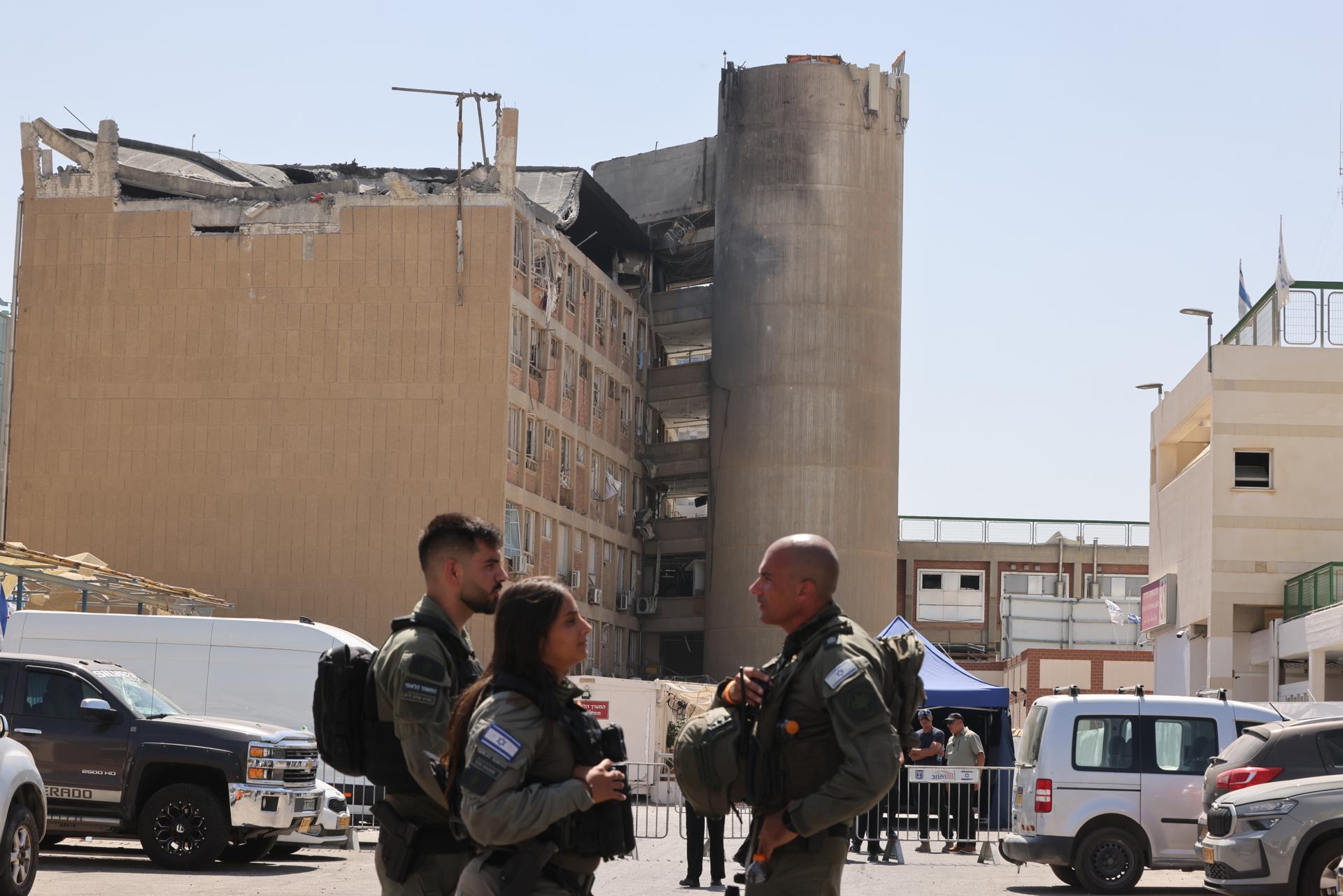 Beersheba (Israel), 19 jun (EFE).- Dentro de la ciudad de Bersheeba, en el corazón del desierto israelí, un misil de Irán impactó este jueves sobre el hospital de referencia de la región, el Soroka, en un día que sus habitantes describen como muy difícil para los judíos, árabes y cristianos que viven allí. EFE/EPA/MARC ISRAEL SELLEM/POOL