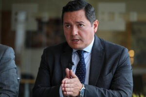 El gerente general de la empresa Furukawa, Adrián Herrera, habla durante una entrevista con EFE en Quito (Ecuador), en una fotografía de archivo. EFE/ José Jácome
