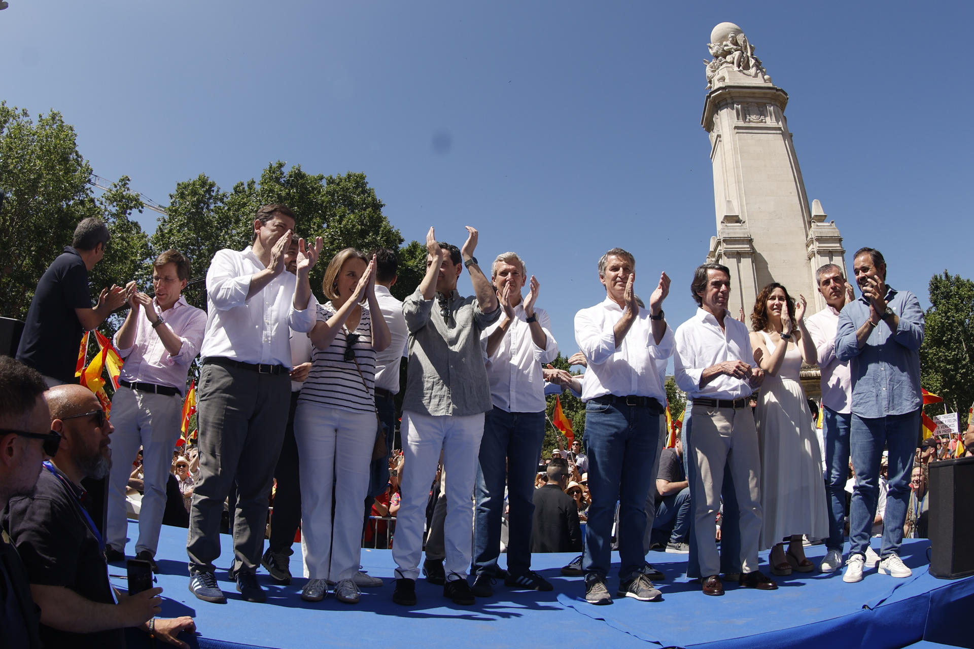 El líder del PP, Alberto Núñez Feijóo (5d), junto al expresidente del Gobierno José María Aznar (4d) y presidentes autonómicos del PP durante la manifestación convocada por este partido contra el Gobierno de Pedro Sánchez bajo el lema 'Democracia o mafia' este domingo en la plaza de España de Madrid. EFE/ Javier Lizón