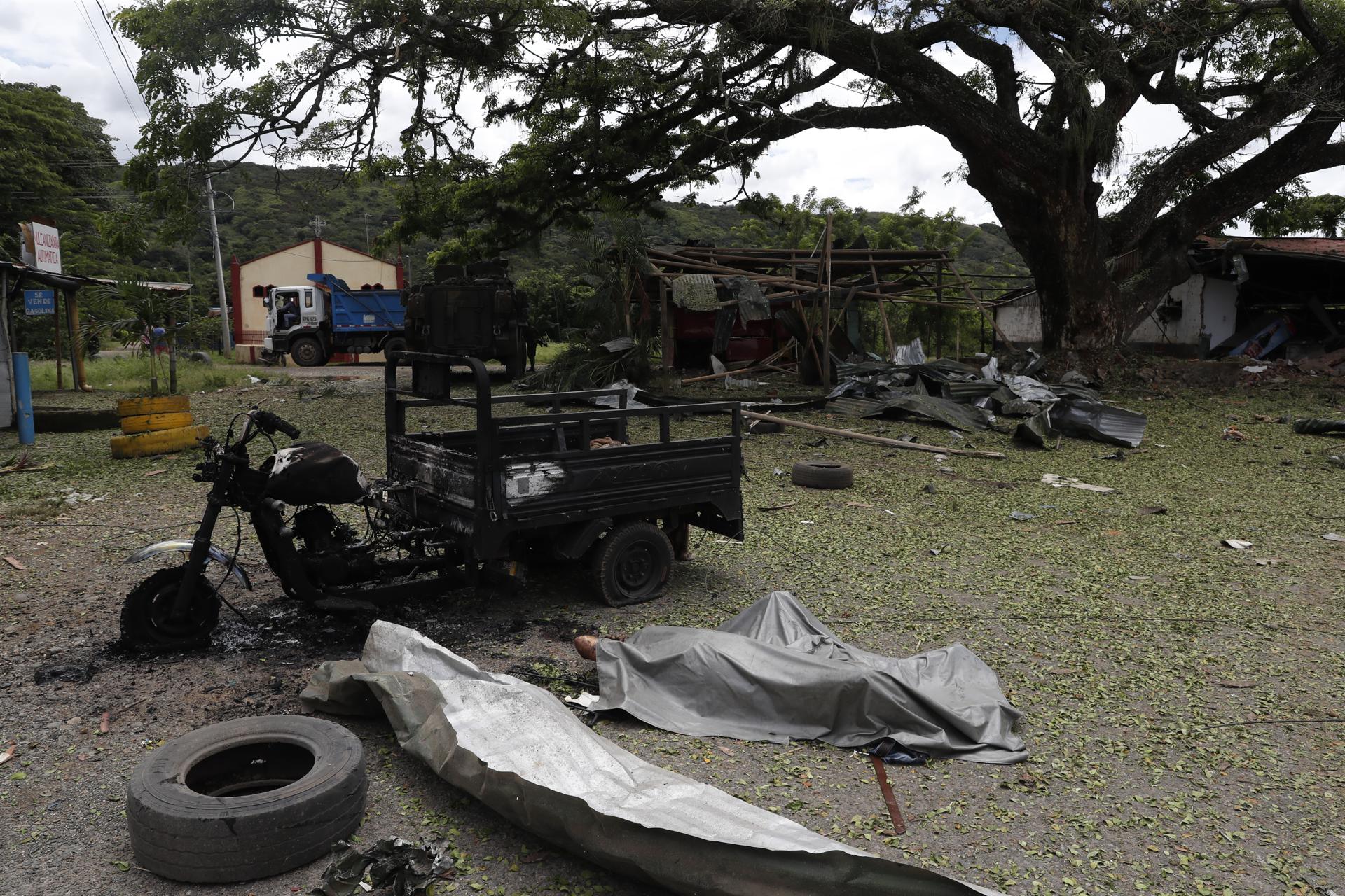 Fotografía que muestra el cuerpo sin vida de una persona después de una explosión este martes en Guachinte, Jamundí (Colombia).. EFE/ Ernesto Guzmán /