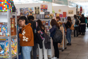 Personas visitan la Feria Internacional del Libro de Quito este 6 de junio de 2025, en Quito (Ecuador). EFE/ Alexander Martínez