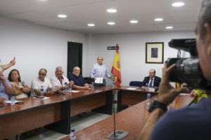 Momento del pleno en San Fulgencio (Alicante). En la imagen los concejales socialistas e independientes (izqda), tras el abandono del pleno del alcalde José María Ballester y los concejales populares. EFE/Pablo Miranzo
- .