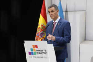 El presidente del Gobierno, Pedro Sánchez, hace una declaración tras participar en la sesión inaugural de la IV Conferencia Internacional de la ONU sobre Financiación para el Desarrollo, este lunes en Sevilla. EFE
