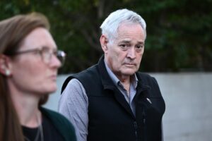 Imagen de archivo muestra al único superviviente de la cena en casa de Erin Patterson, acusada de envenenar con setas tóxicas a sus comensales y causar la muerte de tres de ellos, tras testificar ante el tribunal que juzga el caso en Morwell, Australia, el 6 de mayo de 2025. EFE/EPA/JOEL CARRETT AUSTRALIA AND NEW ZEALAND OUT