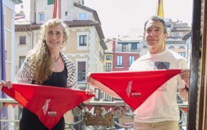 Lidón Soriano Segarra (i) y Eduardo Ibero Albo, representantes de Yala Nafarroa, posan este martes en el Ayuntamiento de Pamplona tras anunciarse que serán los encargados de lanzar el chupinazo de las fiestas de San Fermín de 2025. EFE/Iñaki Porto