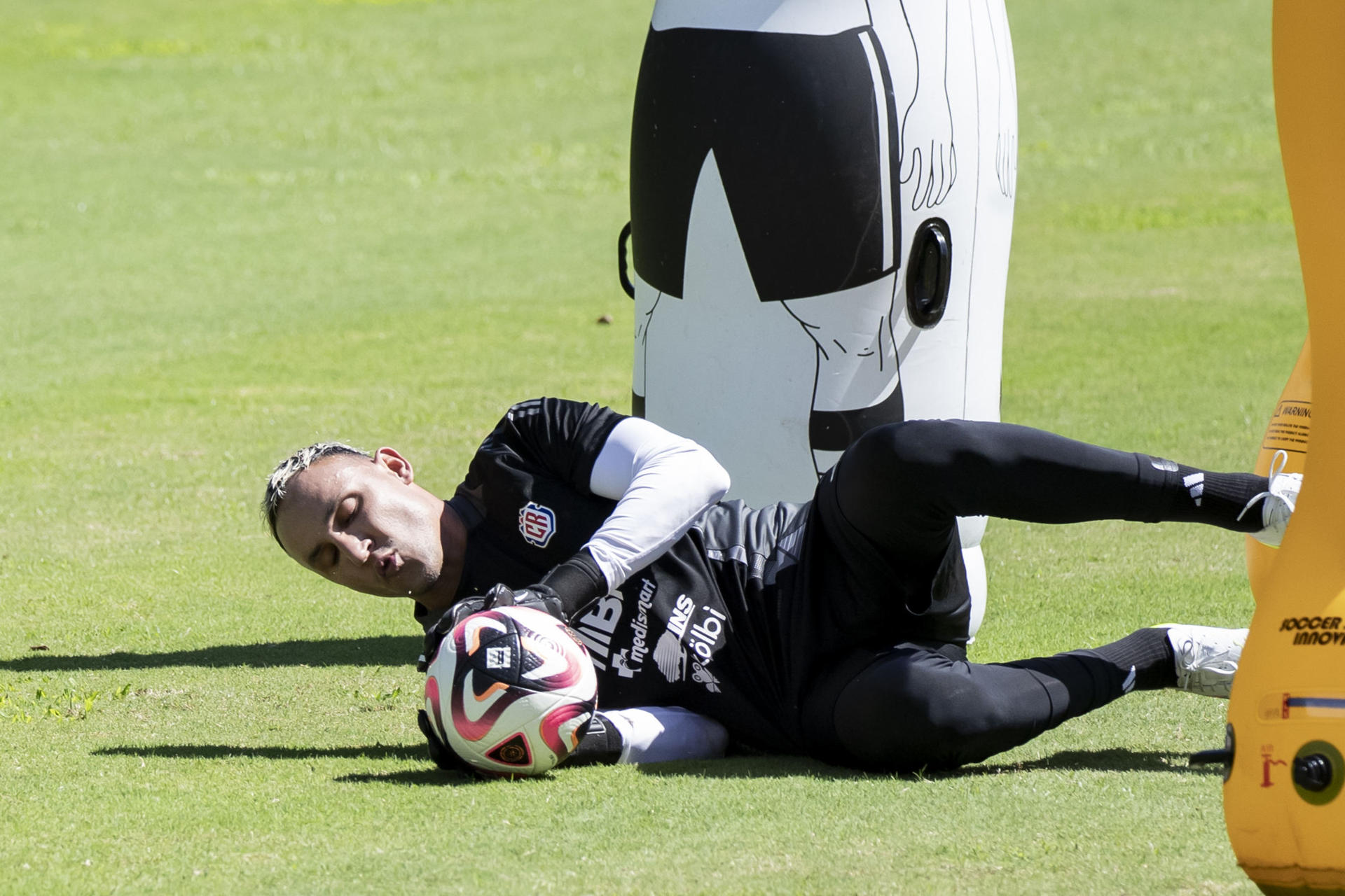 El guardameta de la selección de fútbol de Costa Rica Keylor Navas participa en un entrenamiento en San José (Costa Rica). EFE/Jeffrey Arguedas
