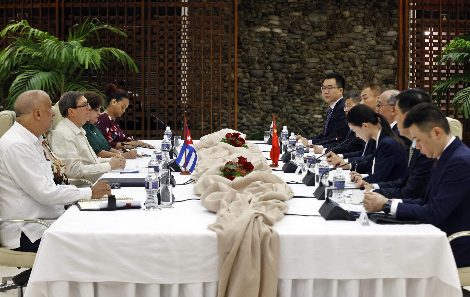 El canciller cubano, Bruno Rodríguez (3i), y el representante especial del Gobierno chino para Asuntos Latinoamericanos, Qiu Xiaoqi (4d), participan en una reunión este miércoles, en La Habana (Cuba). EFE/ Ernesto Mastrascusa
