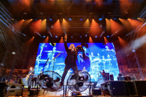 El grupo mexicano Maná durante el concierto que ofrece este domingo en el Icónica Santa Lucía Sevilla Fest que se celebra en la capital andaluza. EFE/Raúl Caro