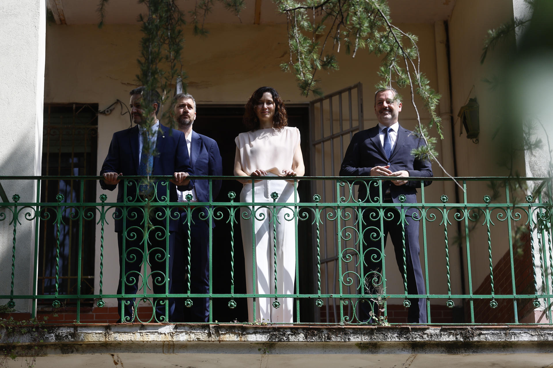 La presidenta de la Comunidad de Madrid, Isabel Díaz Ayuso, acompañada por el consejero de Presidencia, Justicia y Administración Local, Miguel Ángel García Martín (2i), y el responsable regional de Cultura, Turismo y Deporte, Mariano de Paco Serrano (d), visita por primera vez Velintonia, la casa del Premio Nobel de Literatura Vicente Aleixandre, tras su adquisición en subasta judicial por el Gobierno autonómico, que prevé convertir el inmueble en un espacio de homenaje a la Generación del 27. EFE/ Rodrigo Jiménez