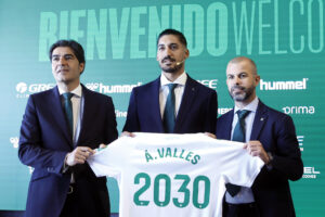 El presidente del Real Betis, Ángel Haro (i), y el director deportivo, Manu Fajardo (d), durante la presentación del guardameta Álvaro Valles. EFE/José Manuel Vidal