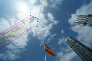 La Patrulla Águila del Ejército del Aire participa en el desfile con motivo del Día de las Fuerzas Armadas 2025 en Santa Cruz de Tenerife este sábado. EFE/Ramón de la Rocha