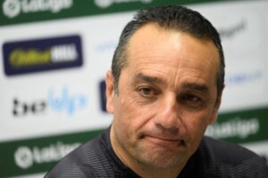El entrenador valenciano José Luis Oltra se despide del Eldense tras el descenso de este a Primera RFEF. EFE/Pedro Puente Hoyos
