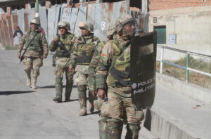 Integrantes de las Fuerzas Armadas recorren una calle en Llallagua (Bolivia). Foto de archivo. EFE/Juan Carlos Torrejón