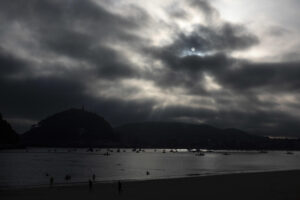 Vista de la playa de Ondarreta de San Sebastián a primera hora de este viernes. EFE/Javier Etxezarreta