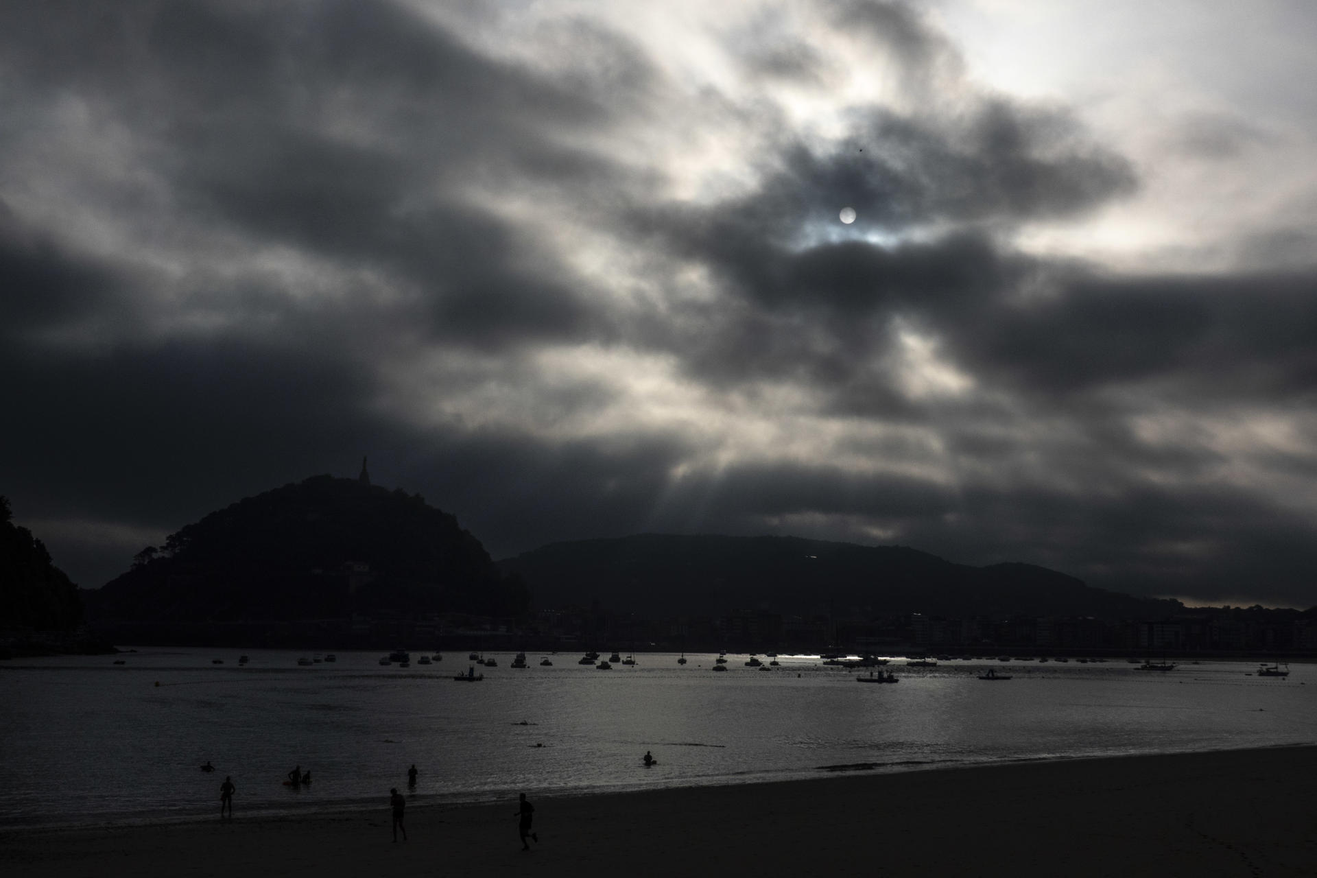 Vista de la playa de Ondarreta de San Sebastián a primera hora de este viernes. EFE/Javier Etxezarreta