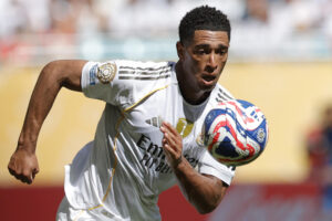 Jude Bellingham de Real Madrid controla el balón este miércoles, en un partido del Mundial de Clubes entre el Real Madrid y Al Hilal en el estadio Hard Rock de Miami (EE.UU.). EFE/Andre Coelho