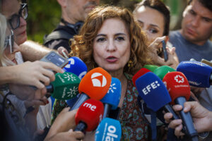 La vicepresidenta primera del Gobierno, María Jesús Montero, atiende a los periodistas antes de asistir hoy viernes al acto de inicio de las obras de un tramo de la línea 3 del Metro de Sevilla, ante los que ha mostrado su confianza en que otros países se sumen a la posición "firme" del Ejecutivo de Pedro Sánchez y apoyen no aumentar el gasto en defensa hasta el 5 %, un objetivo que considera que "no responde a ningún parámetro". EFE/ Julio Muñoz
