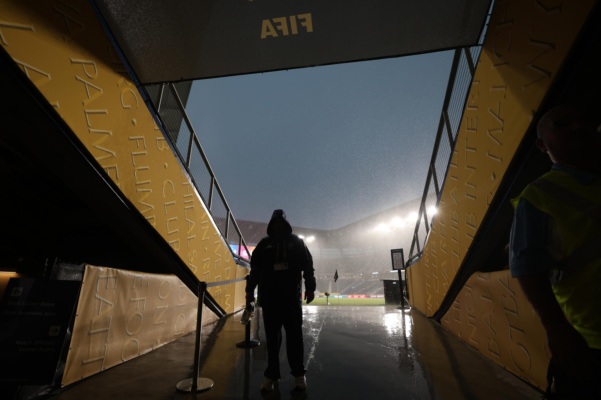Una persona se resguarda de la lluvia este miércoles durante el partido del Mundial de Clubes entre Pachuca y Red Bull Salzburgo en el estadio TQL de Cincinnati. EFE/ Juan Ignacio Roncoroni