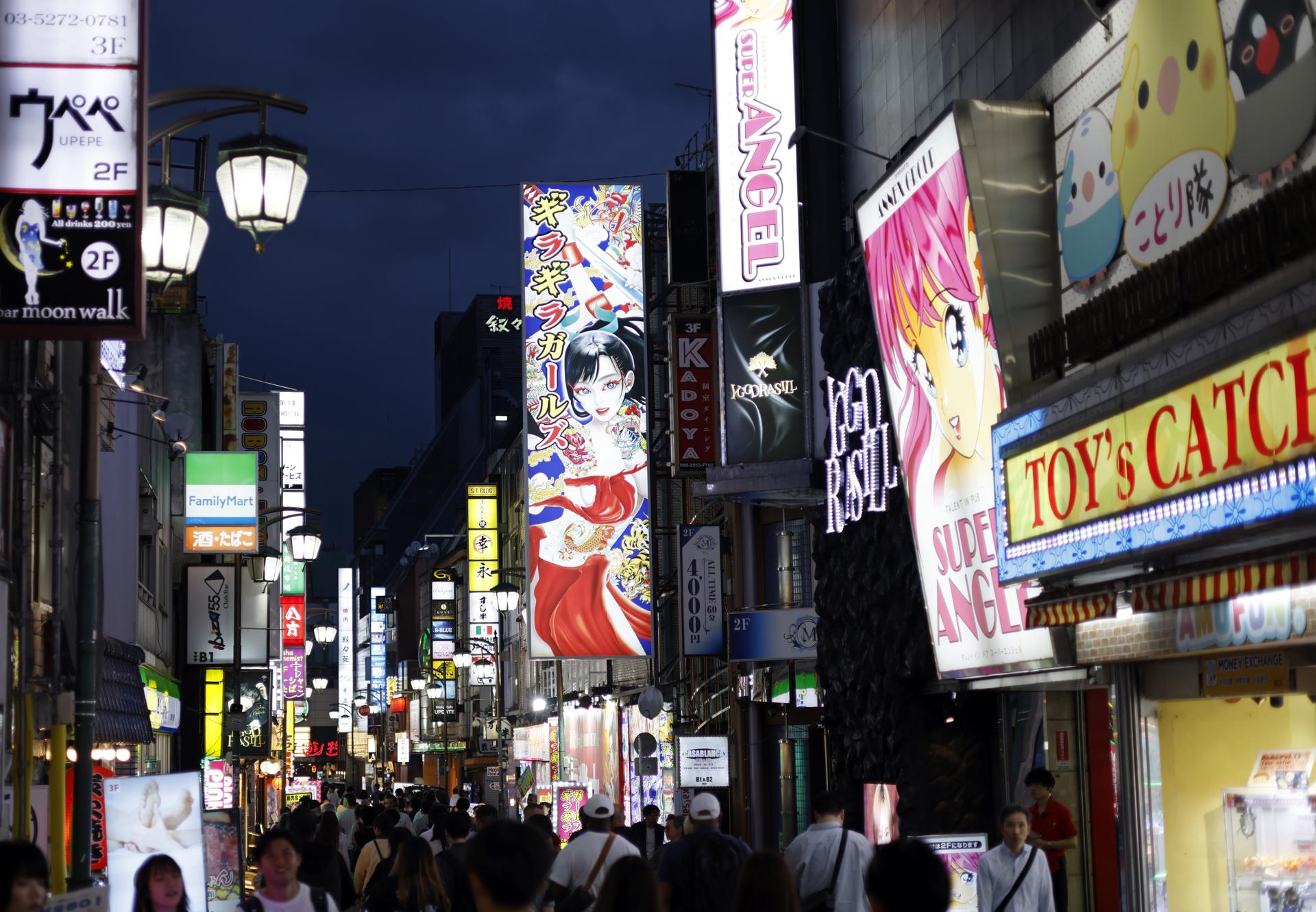 Una calle de Kabukicho, el distrito de luces rojas de Tokio, el 4 de junio de 2025 (emitido el 10 de junio de 2025). EFE/EPA/FRANCK ROBICHON