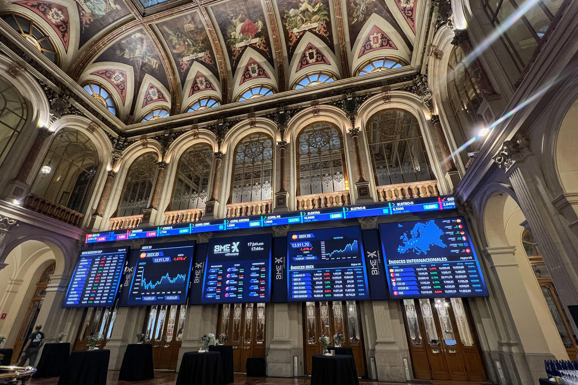 La Bolsa española bajó este martes el 1,41 % debido a los ataques entre Israel e Irán, la caída de los bancos y el descenso provisional de Wall Street. El indicador de referencia del parqué nacional, el IBEX 35, retrocedió 199,1 puntos, hasta 13.911,7, nivel de mediados de mayo. En el año acumula todavía una subida del 19,98 %. De los grandes valores destacó el descenso del 3,93 % de Telefónica, mientras que Banco Santander cedió el 2,68 %; el gigante textil Inditex, el 1,66 %; y el grupo financiero BBVA, el 1,21 %. EFE/ Altea Tejido
