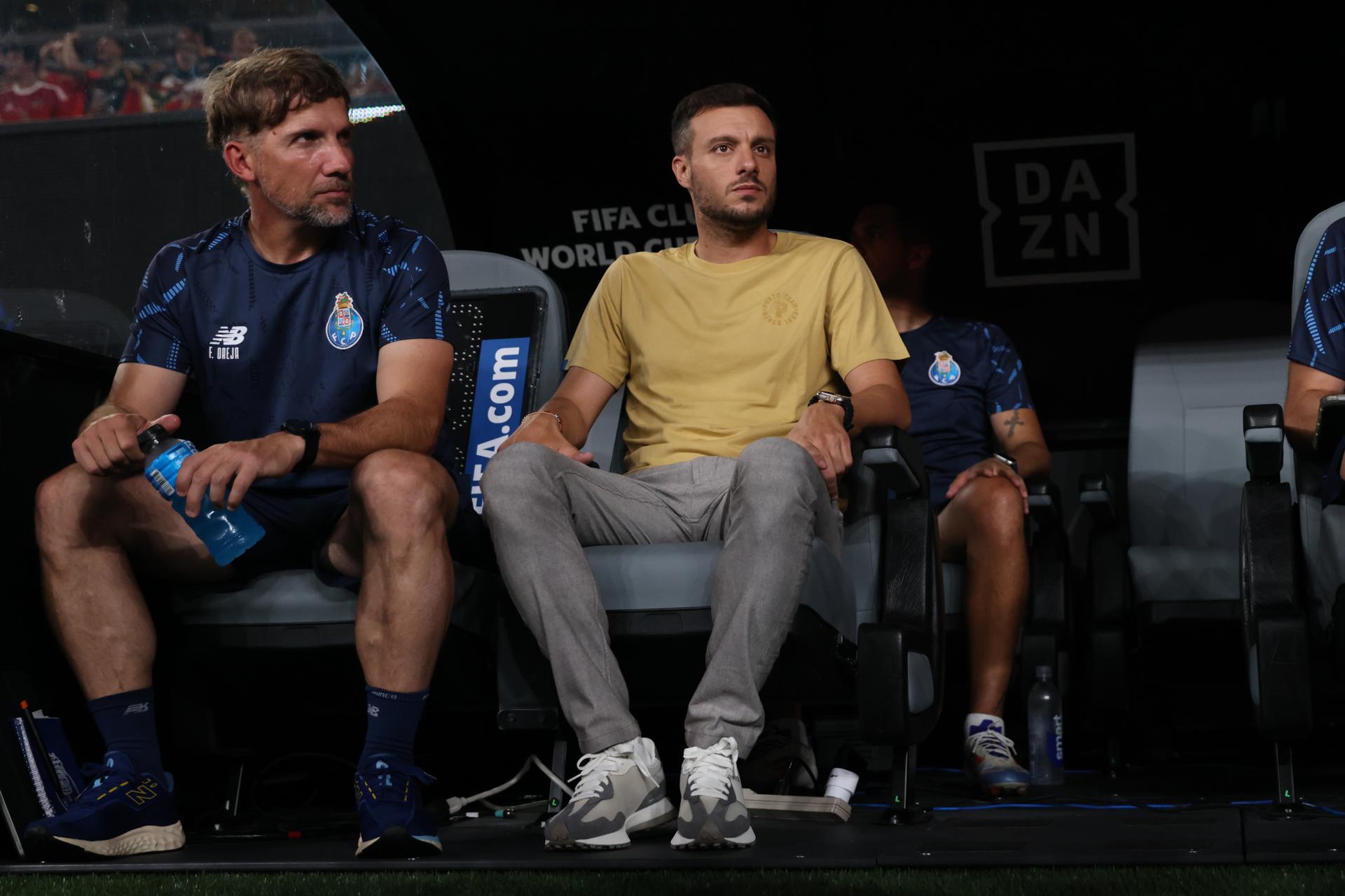 El entrenador del Porto, Martin Anselmi (d) conduce a su equipo ante el Al Ahly en el Mundial de Clubes. EFE/JUSTIN LANE
