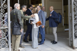 El secretario de Estado de Cultura, Jordi Martí (i), se despide de la consellera de Cultura, Sònia Hernández (c), en el Museo Nacional de Arte de Cataluña (MNAC), al acabar la reunión de hora y media celebrada este lunes por los miembros del patronato, tras la que se ha anunciado que este ha acordado pedir una "incidencia de ejecución" en sede judicial para informar de la "incapacidad técnica" del museo de llevar a cabo la operación de traslado de las pinturas de Sijena (Huesca) en el plazo establecido por la ley de enjuiciamiento civil ni tampoco técnicamente.EFE/ Marta Pérez