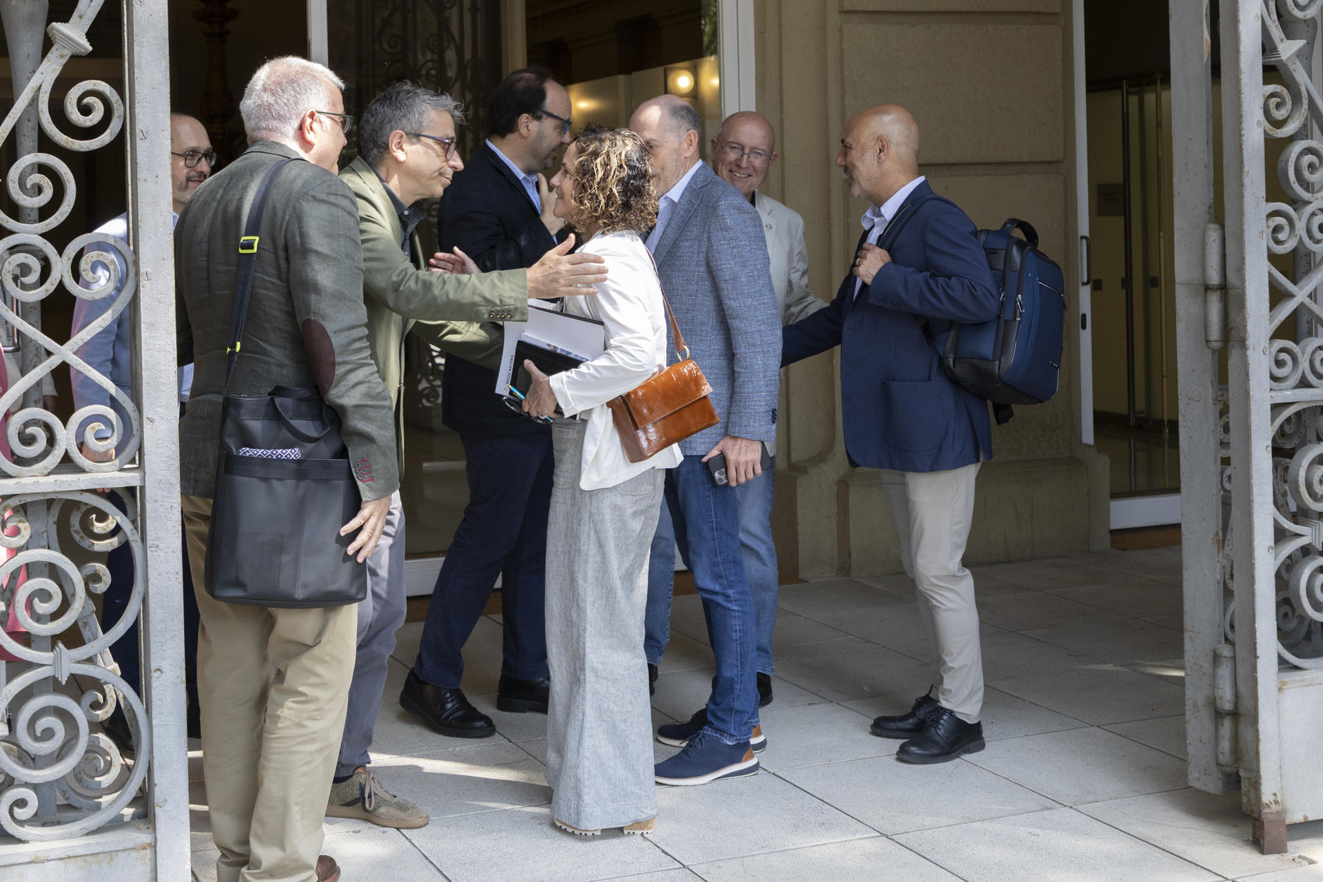El secretario de Estado de Cultura, Jordi Martí (i), se despide de la consellera de Cultura, Sònia Hernández (c), en el Museo Nacional de Arte de Cataluña (MNAC), al acabar la reunión de hora y media celebrada este lunes por los miembros del patronato, tras la que se ha anunciado que este ha acordado pedir una "incidencia de ejecución" en sede judicial para informar de la "incapacidad técnica" del museo de llevar a cabo la operación de traslado de las pinturas de Sijena (Huesca) en el plazo establecido por la ley de enjuiciamiento civil ni tampoco técnicamente.EFE/ Marta Pérez