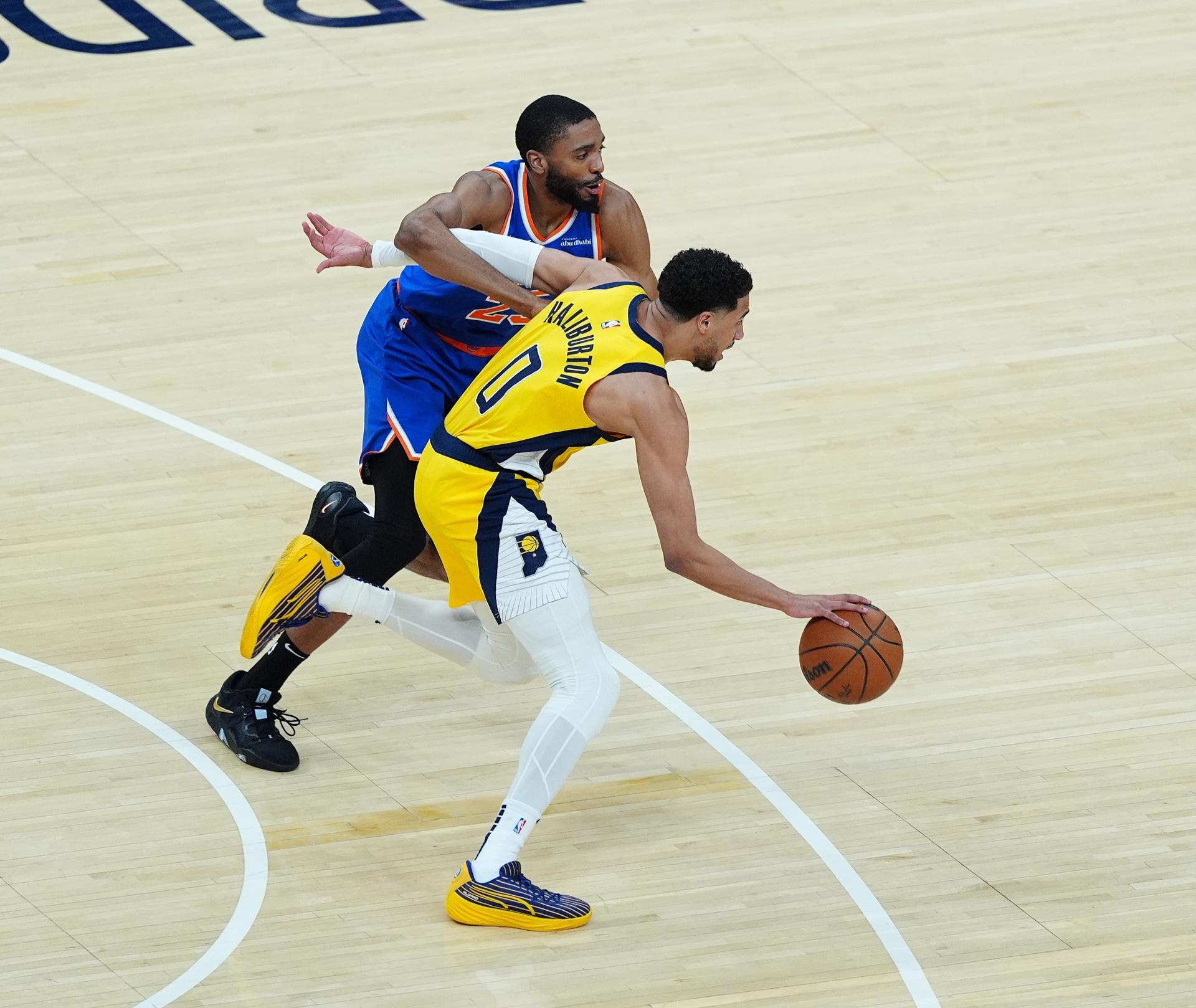 Tyrese Haliburton, de los Pacers, intenta avanzar ante la marca de Mikal Bridges, de los Knicks. EFE/EPA/BRIAN SPURLOCK