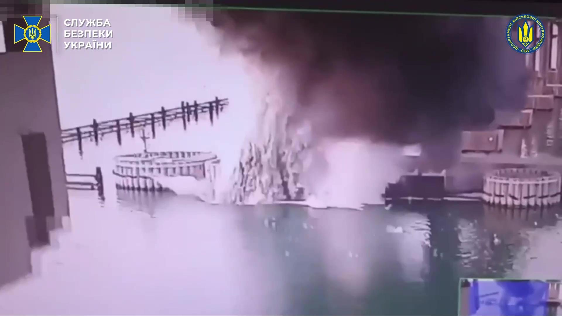 - (Ucrania), 03/06/2025.- Imagen de un video made facilitado por el Servicio de Seguridad de UCrania (SBU) que muestra la explosión del puente de Crimea. EFE/EPA/UKRAINIAN SECURITY SERVICE / HANDOUT HANDOUT EDITORIAL USE ONLY/NO SALES