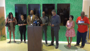 Captura de un video donde se observa a representantes de las comunidades latinas y haitianas participando en una rueda de prensa este 20 de junio de 2025, en Miami (Estados Unidos). EFE/ Alberto Boal