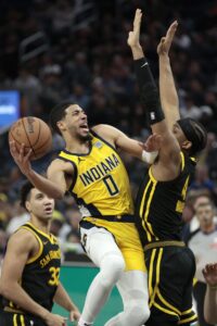 Foto de archivo del base de Indiana Pacers, Tyrese Haliburton (c), quien este miércoles se ha definido como un jugador receptivo a las críticas. EFE/EPA/JOHN G. MABANGLO