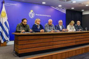 De i a d: El ministro uruguayo de Desarrollo Social, Gonzalo Civila; la ministra de Defensa de Uruguay, Sandra Laso; el ministro uruguayo del Interior, Carlos Negro; el director del Sistema Nacional de Emergencia de Uruguay, Leandro Palomeque; la ministra uruguaya de Salud, Cristina Lustemberg; y el presidente de la Administración de los Servicios de Salud del Estado (ASSE) de Uruguay, Álvaro Danza, durante una rueda de prensa, este lunes, 23 de junio, en Montevideo (Uruguay). EFE/Gastón Britos
