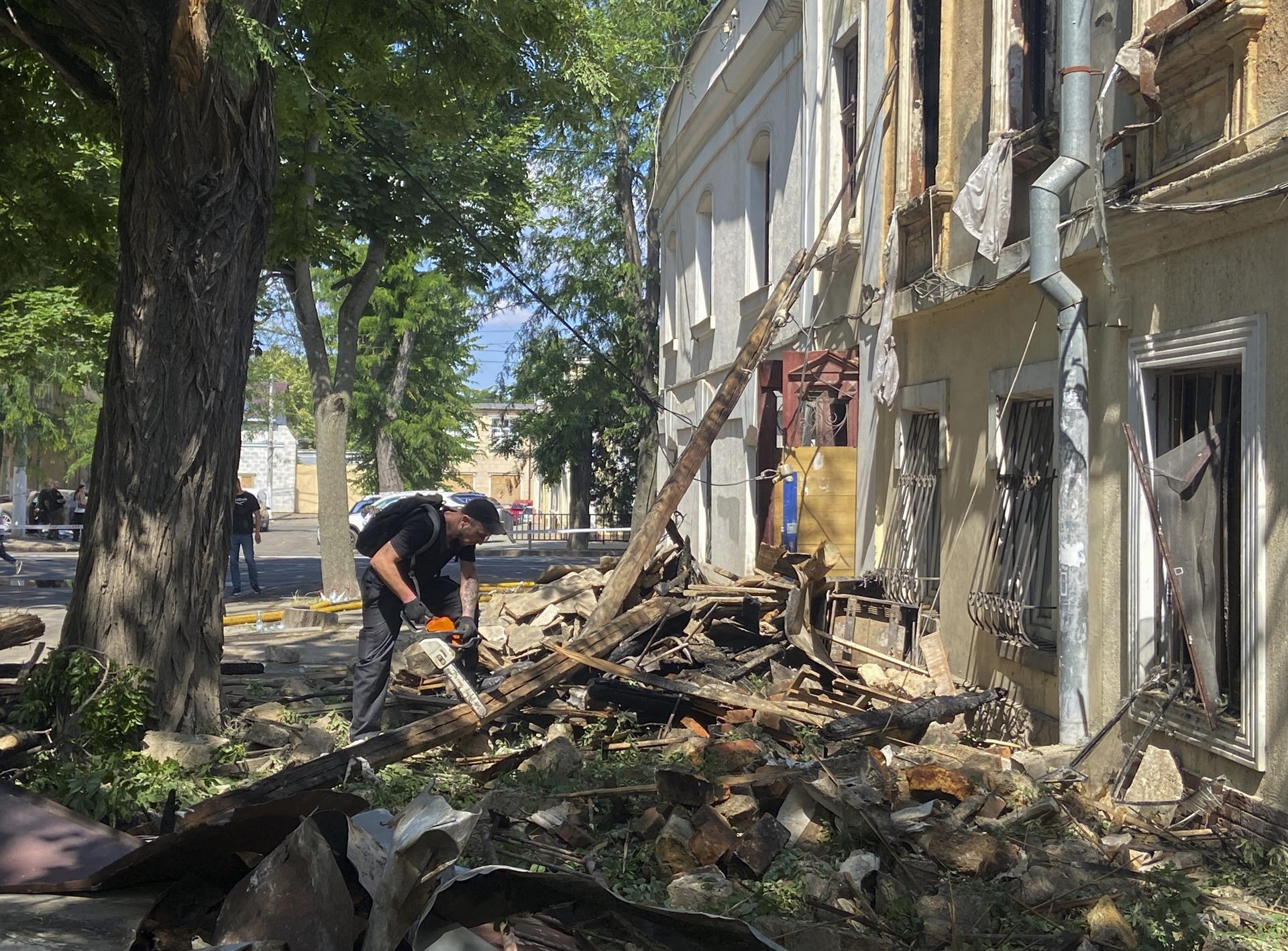 Un trabajador retira escombros tras un ataque aéreo ruso contra un edificio residencial en Odesa, en el suroeste de Ucrania, en una imagen del 17 de junio de 2025. EFE/EPA/IGOR TKACHENKO