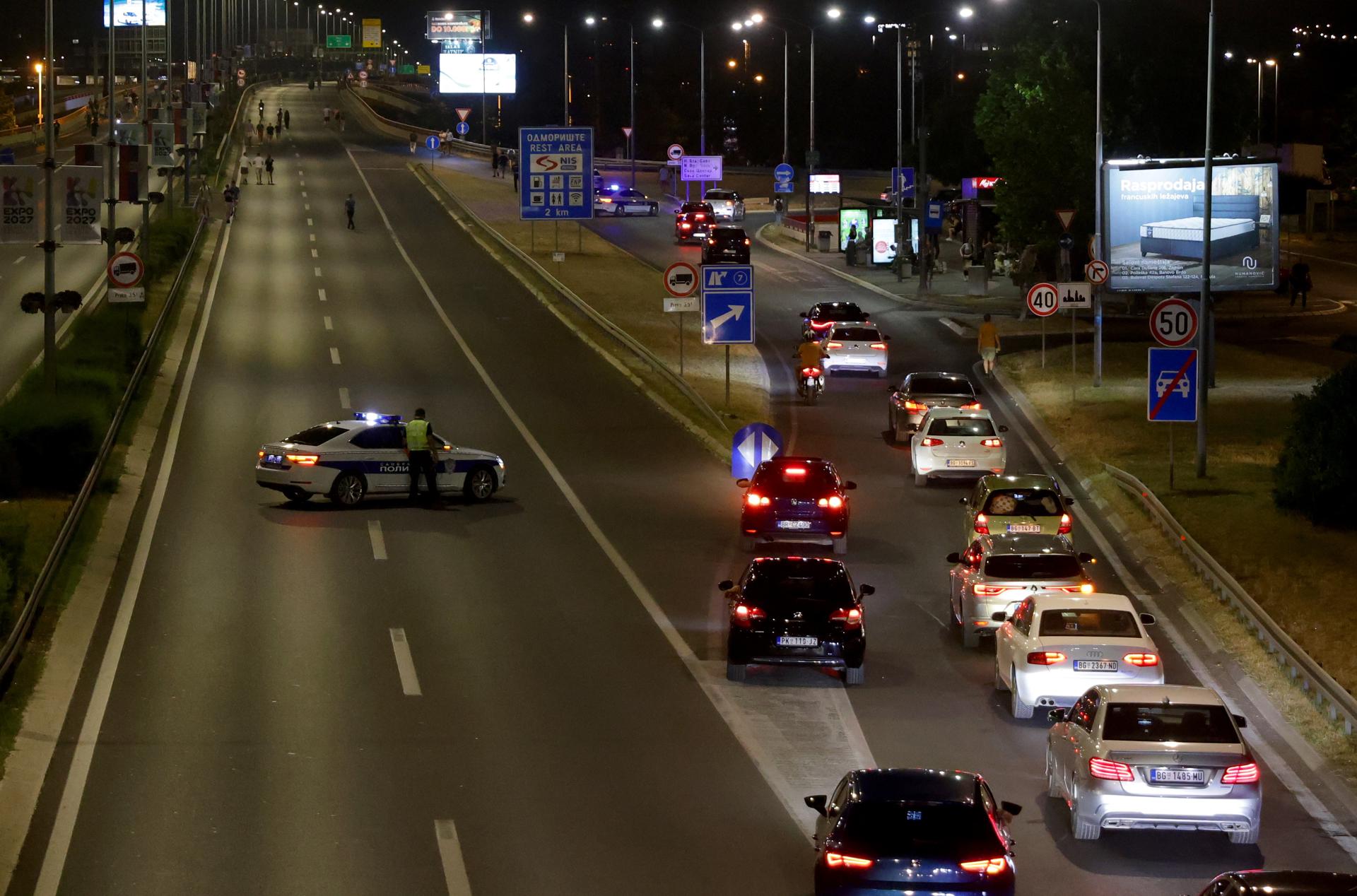 La policía desvía el tráfico mientras los manifestantes bloquean el puente 'Gazela' en Belgrado, Serbia, el 29 de junio de 2025. EFE/EPA/ANDREJ CUKIC