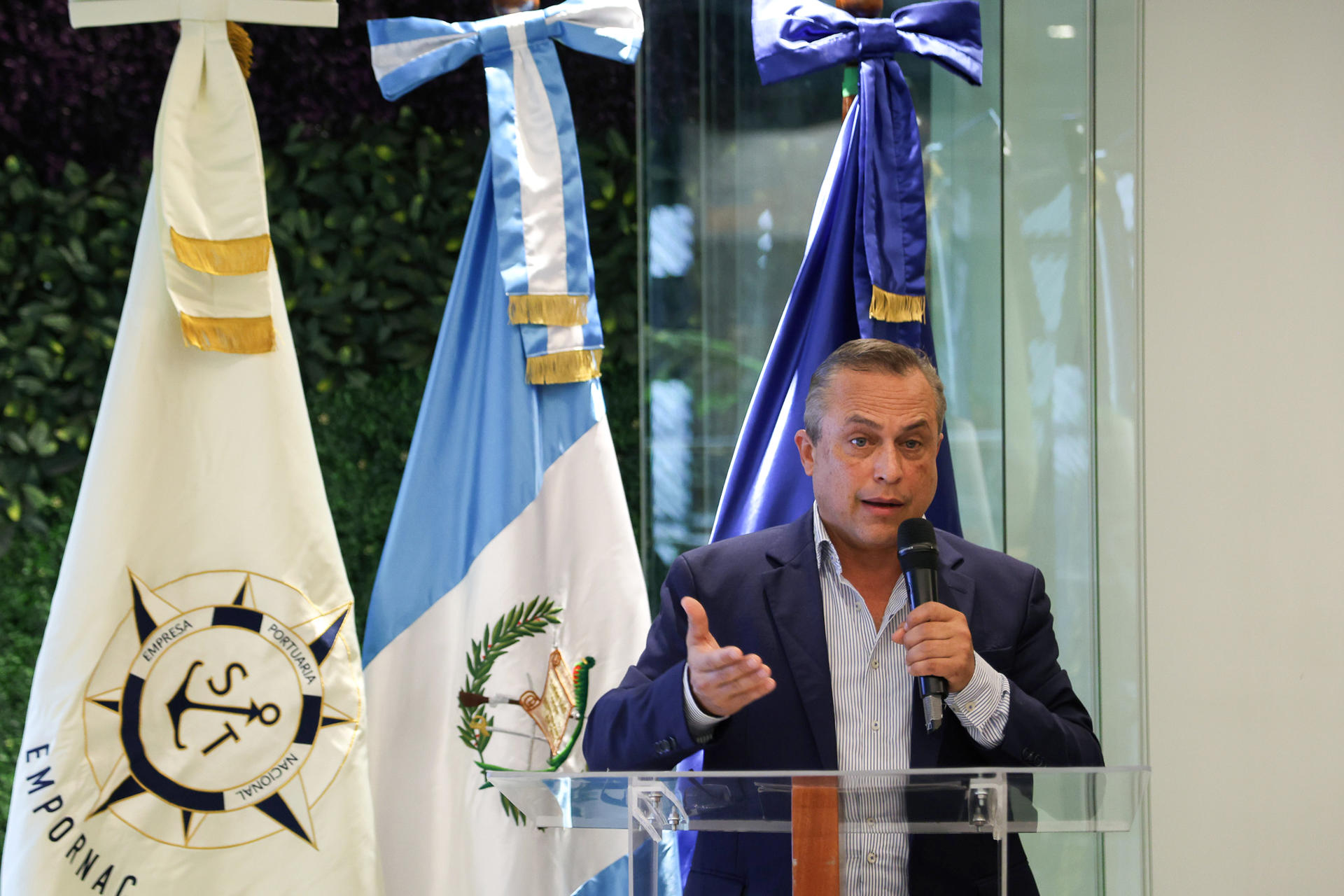 El integrante de junta sectorial agrícola de la Asociación Guatemalteca de Exportadores, Gonzalo Salguero, habla durante una rueda de prensa este jueves, en Ciudad de Guatemala (Guatemala). EFE/Mariano Macz