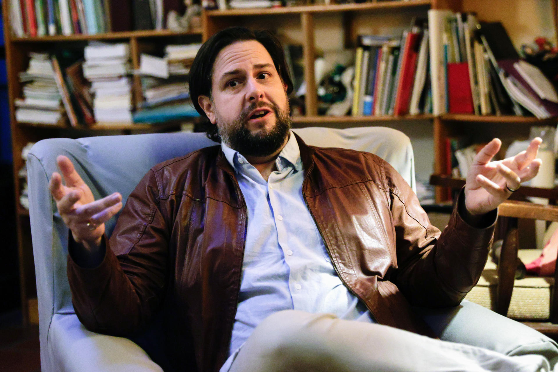 Fotografía del escritor y periodista francés Pablo Daniel Magee hablando durante una entrevista con EFE, en Asunción (Paraguay). EFE/ Juan Pablo Pino