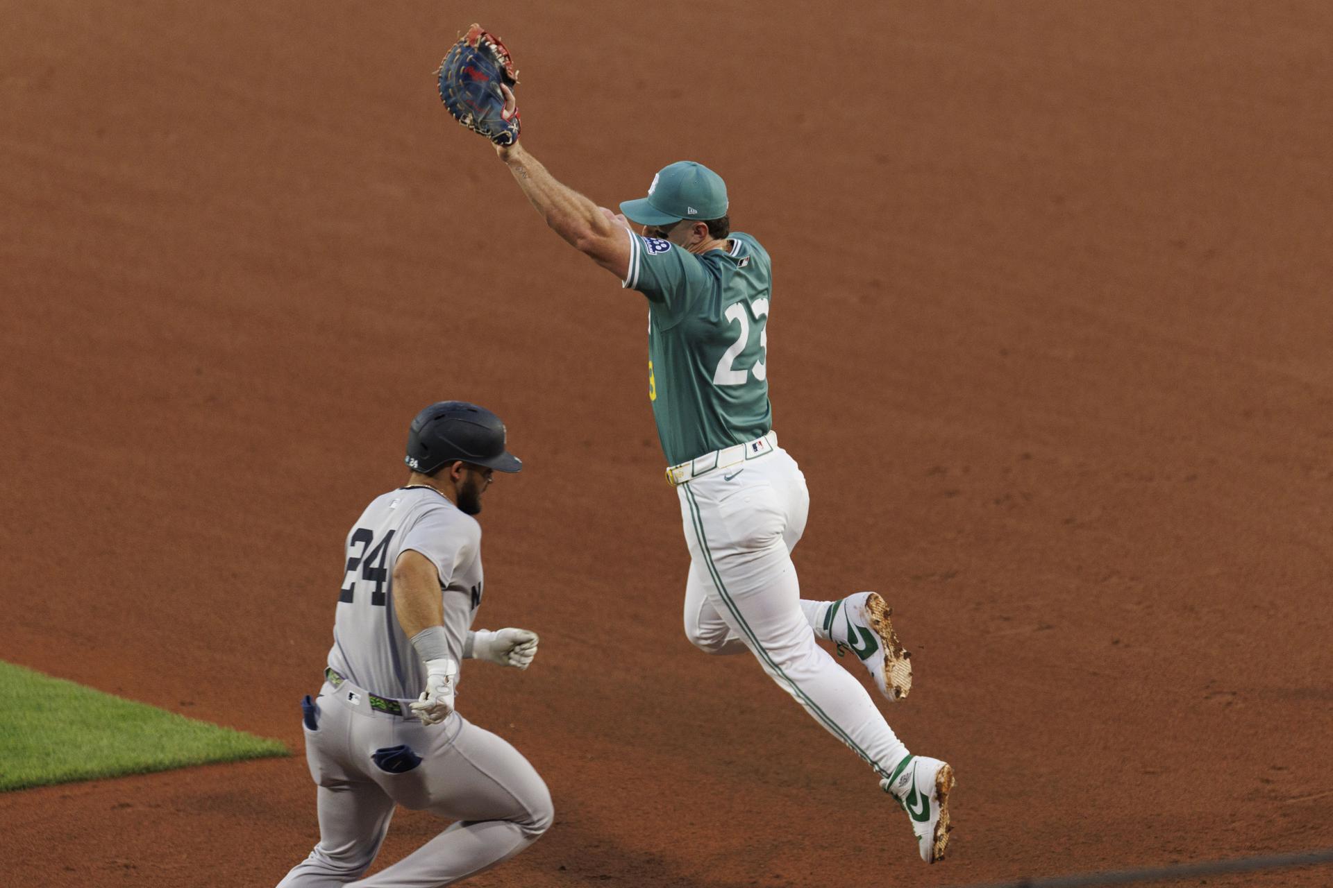 Boston Red Sox first baseman Romy Gonzalez (R) leaps for the ball as New York Yankees Jasson Dom’nguez (L) is safe on the play during the fifth inning of the MLB game between the Boston Red Sox and the New York Yankees in Boston, Massachusetts, USA, 13 June 2025. (Nueva York) EFE/EPA/CJ GUNTHER